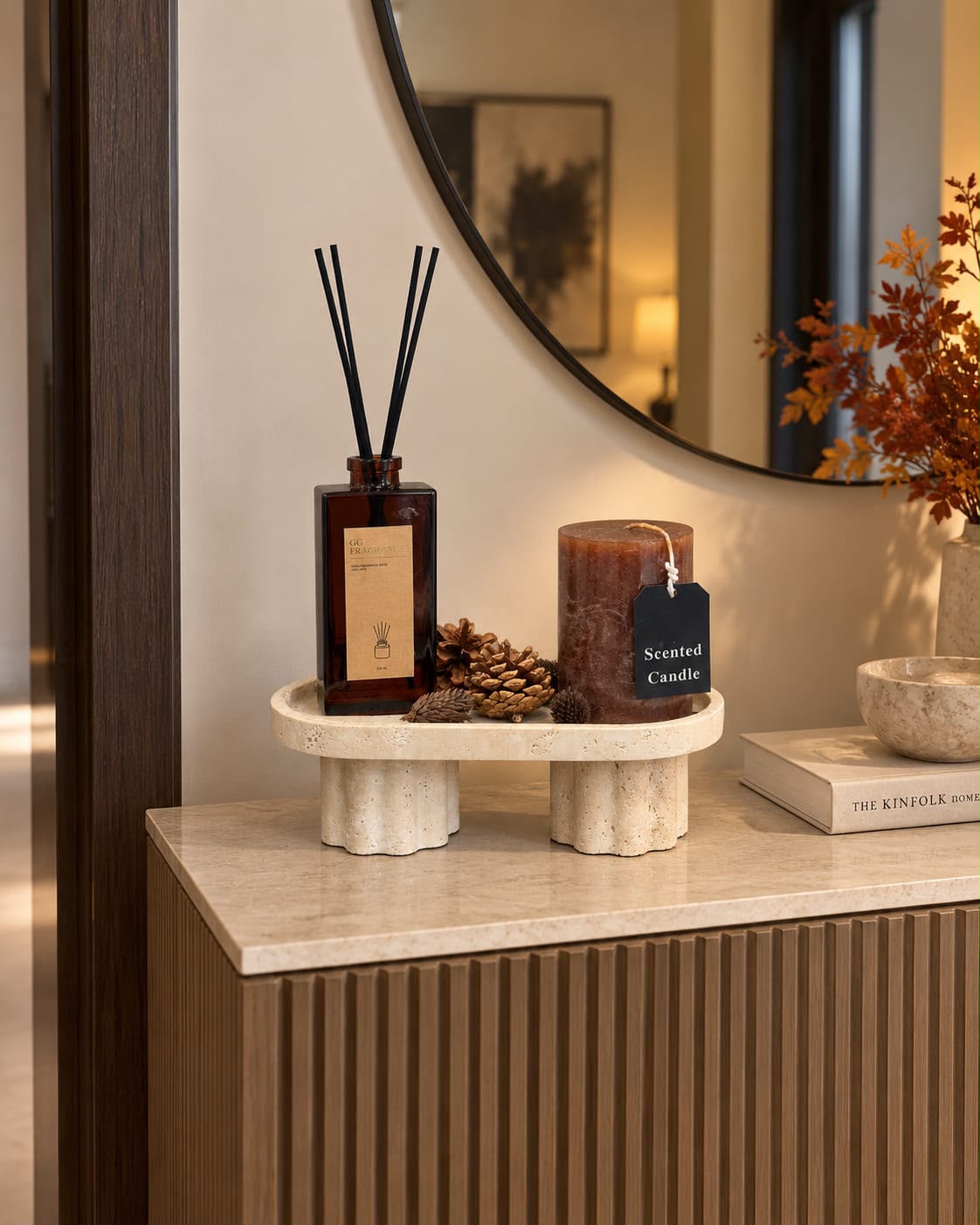 تنسيق خريفي يضم شمعة ومعطراً وشمعداناً